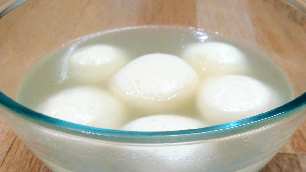 Rasgulla Recipe | Bengali Rosogulla | Super Soft and Super Spongy Rasgulla | Chena Rasgulla Recipe..