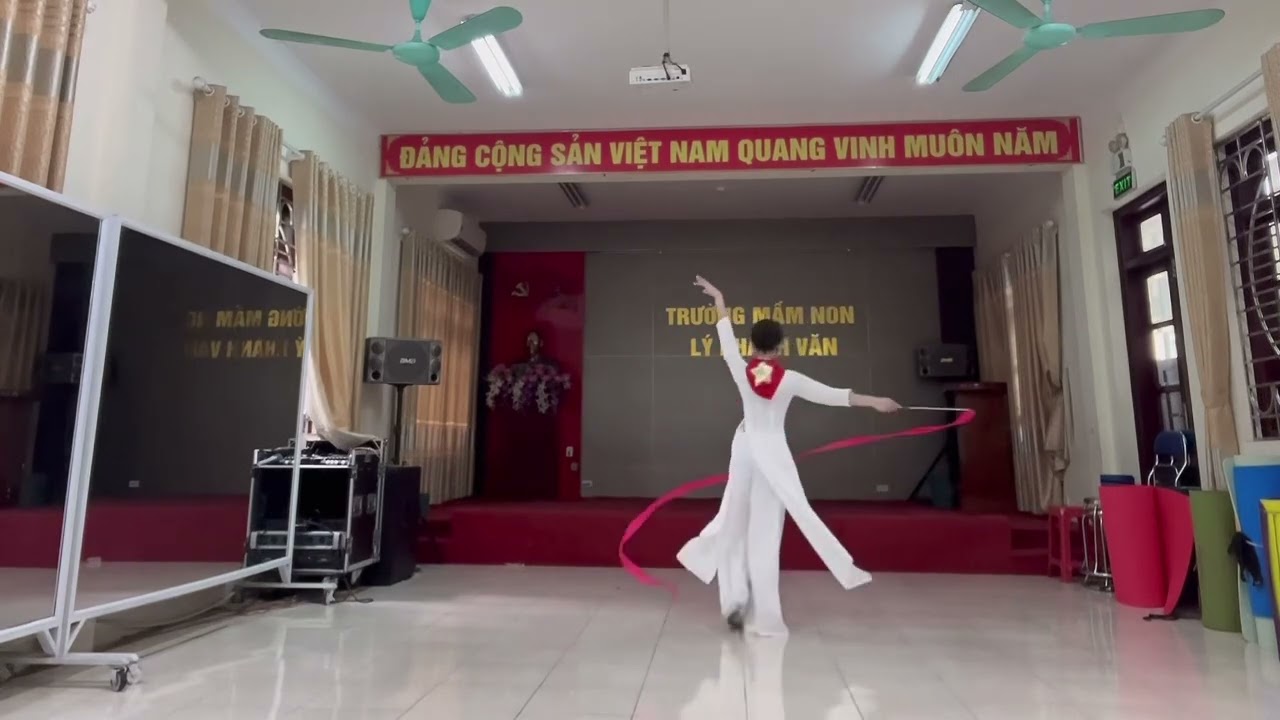 Múa lụa : Còn gì đẹp hơn