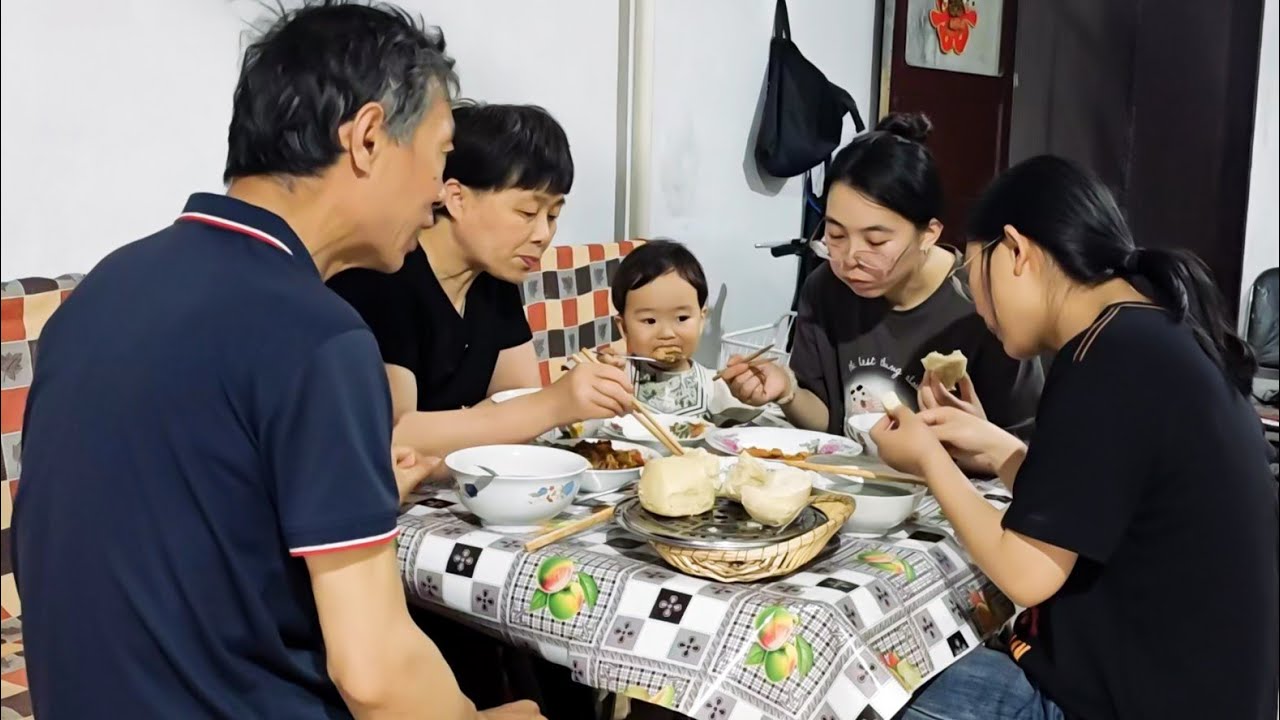 SHUOSHUO HARI INI MEMBUAT BAKWAN JAGUNG UNTUK ORANG TUAI