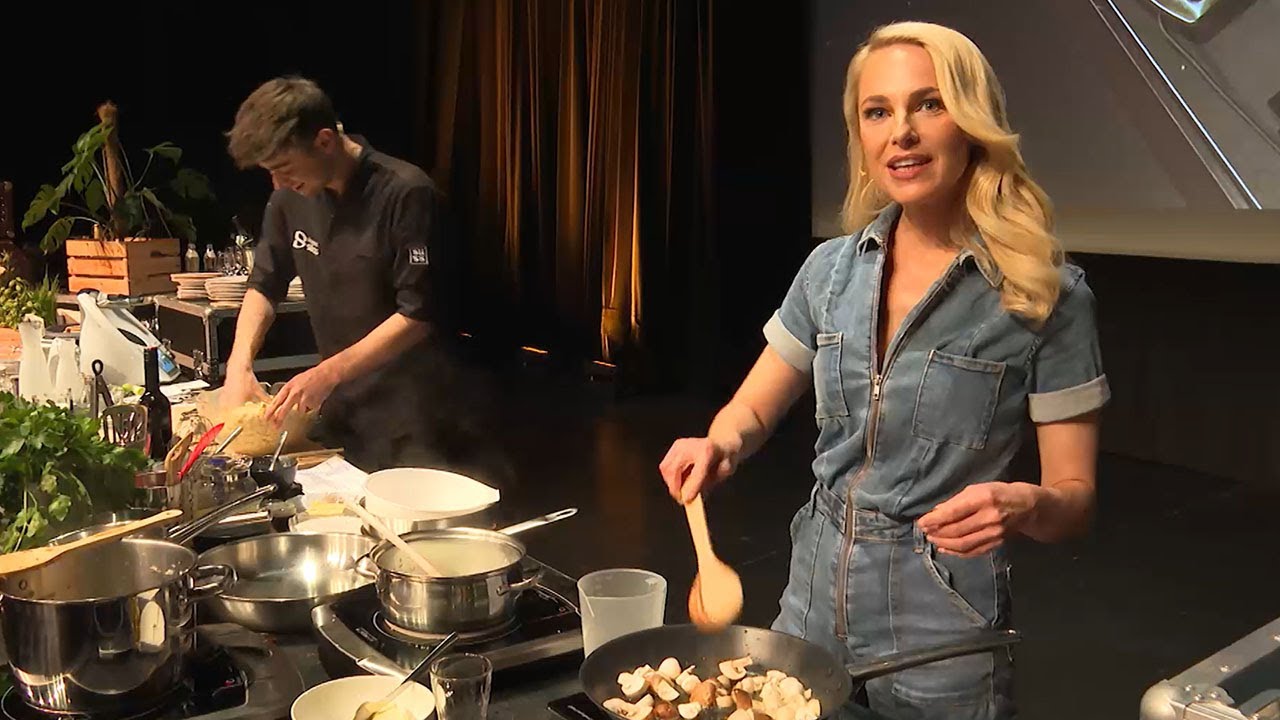 Bühne als Küche: Silvia Schneider kocht mit Publikum