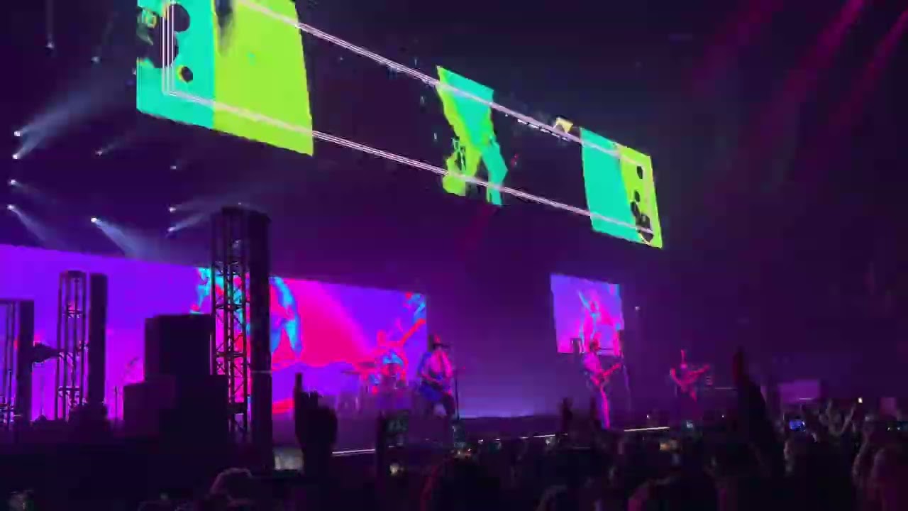 Youngblood - 5 seconds of summer - wembley arena 06/04/22