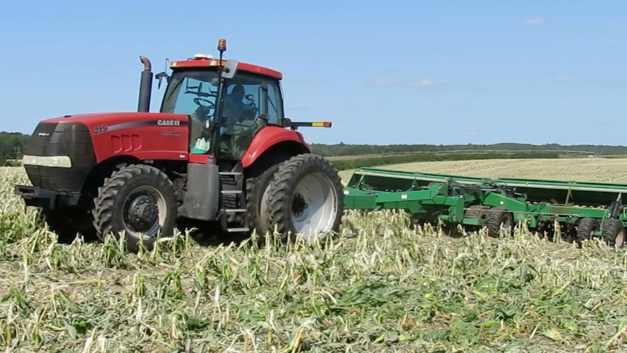 CASE IH 215 MAGNUM Tractor Seeding Cereal Rye