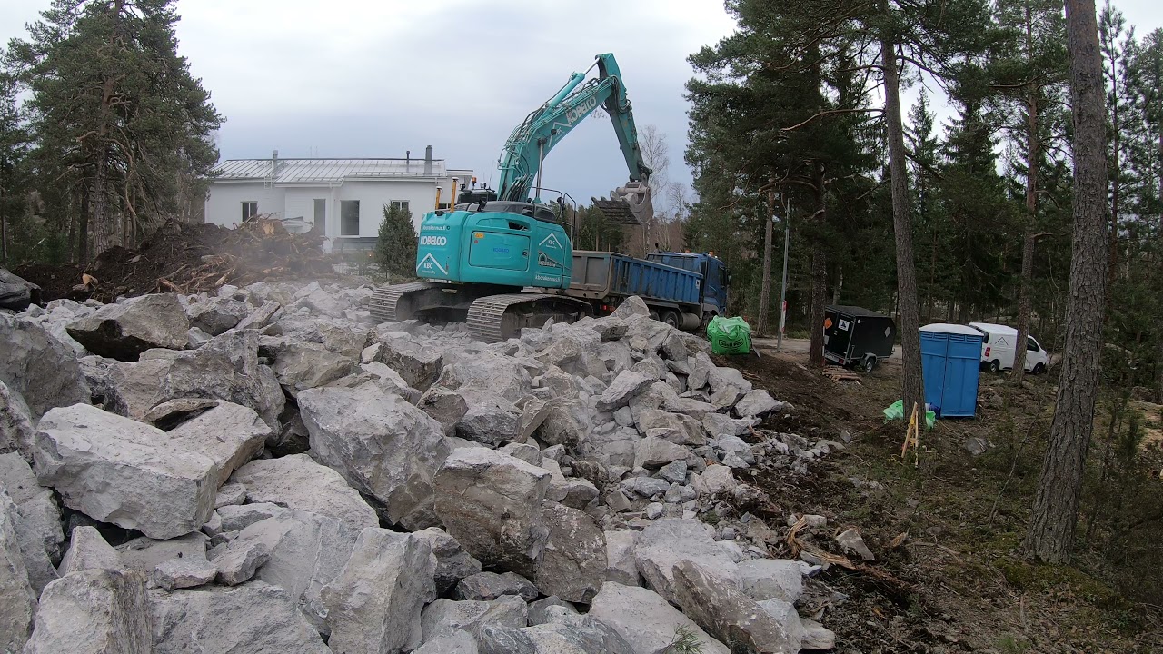 Kobelco 230 earthmovers louheen lastausta