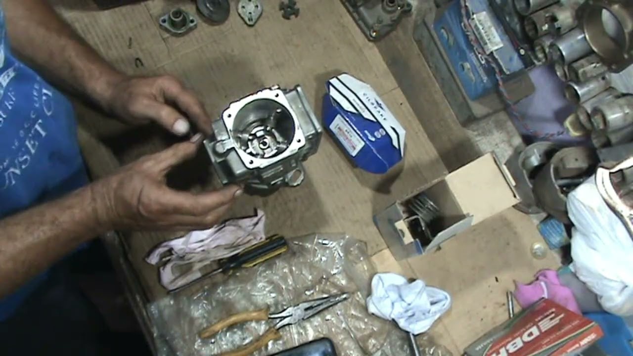 Limpiando la bomba inyectora de la f 100 del  99