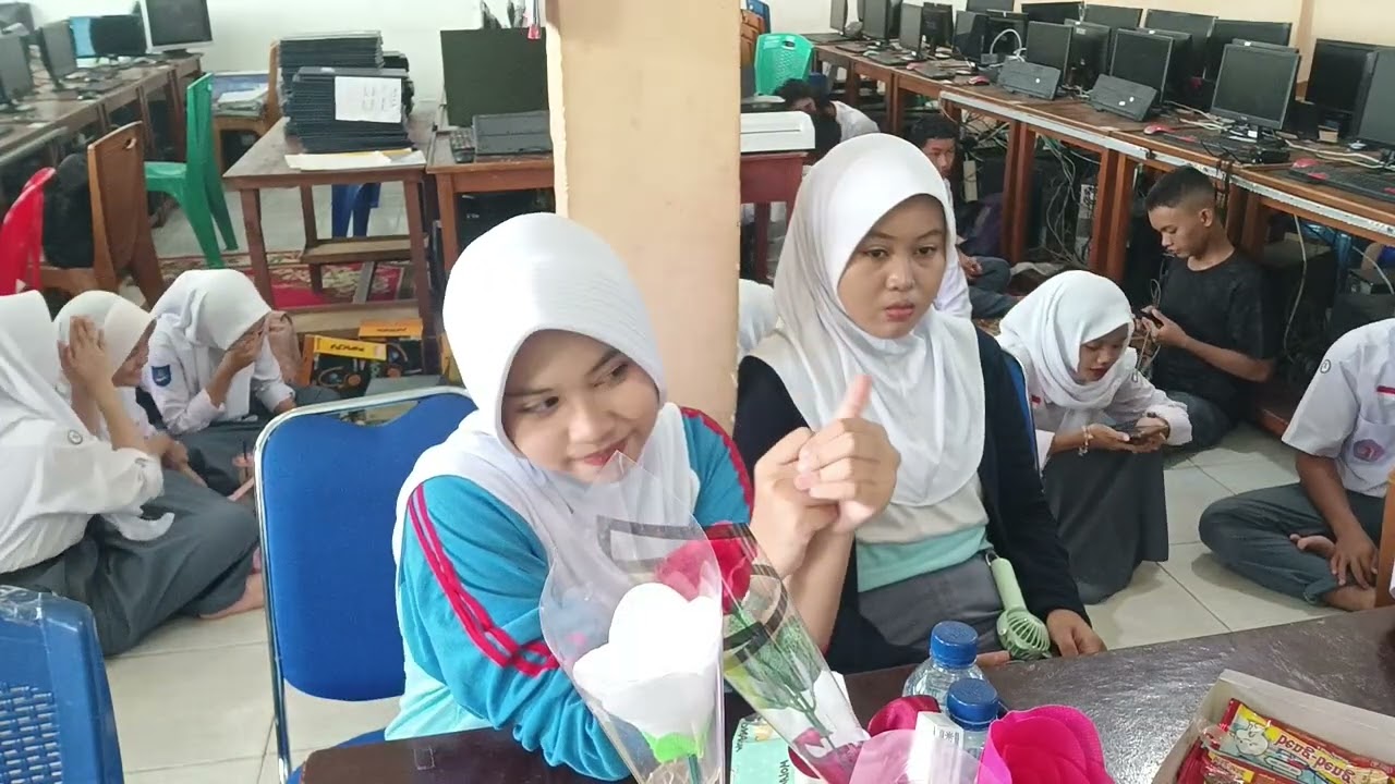 Kuliah Dapat Coklat Silverquin, Aura, Dinda, Anisa, Zidan, Abid, Dimas