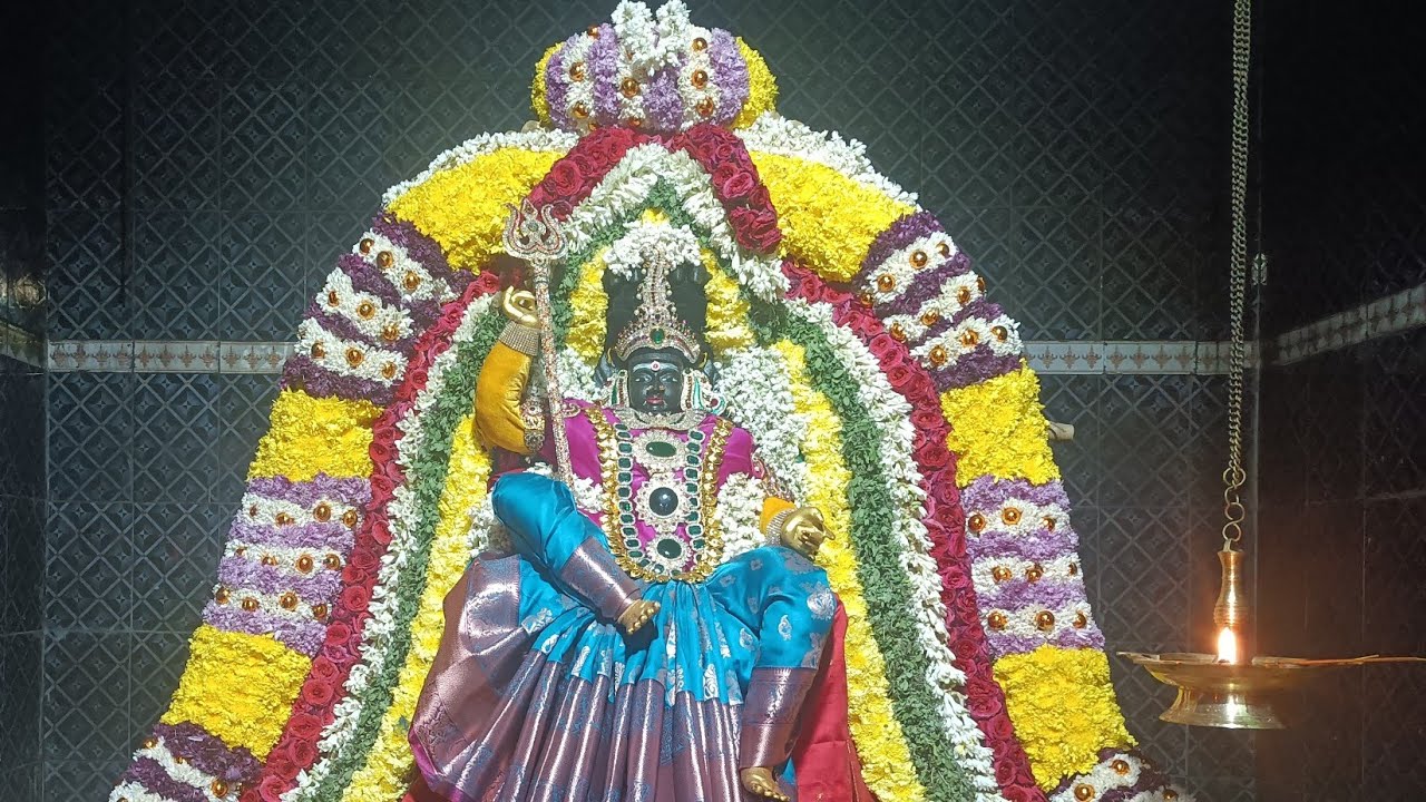 ఆదివారం అమావాస్య సందర్భంగా అమ్మవారికి పంచామృత అభిషేకం సాయంకాలం దీపారాధన కార్యక్రమం పాల్గొన్న భక్తులు