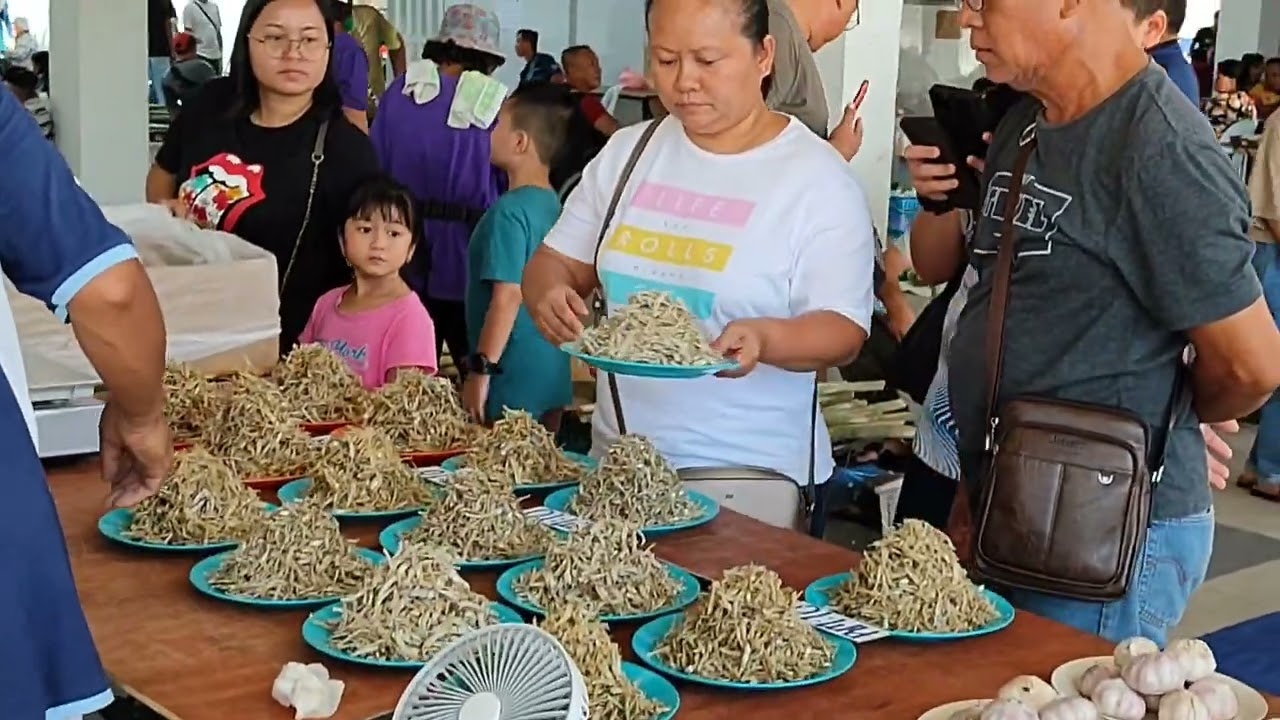 Suasana di Tamu Simanggang pada Hujung minggu sangat meriah.