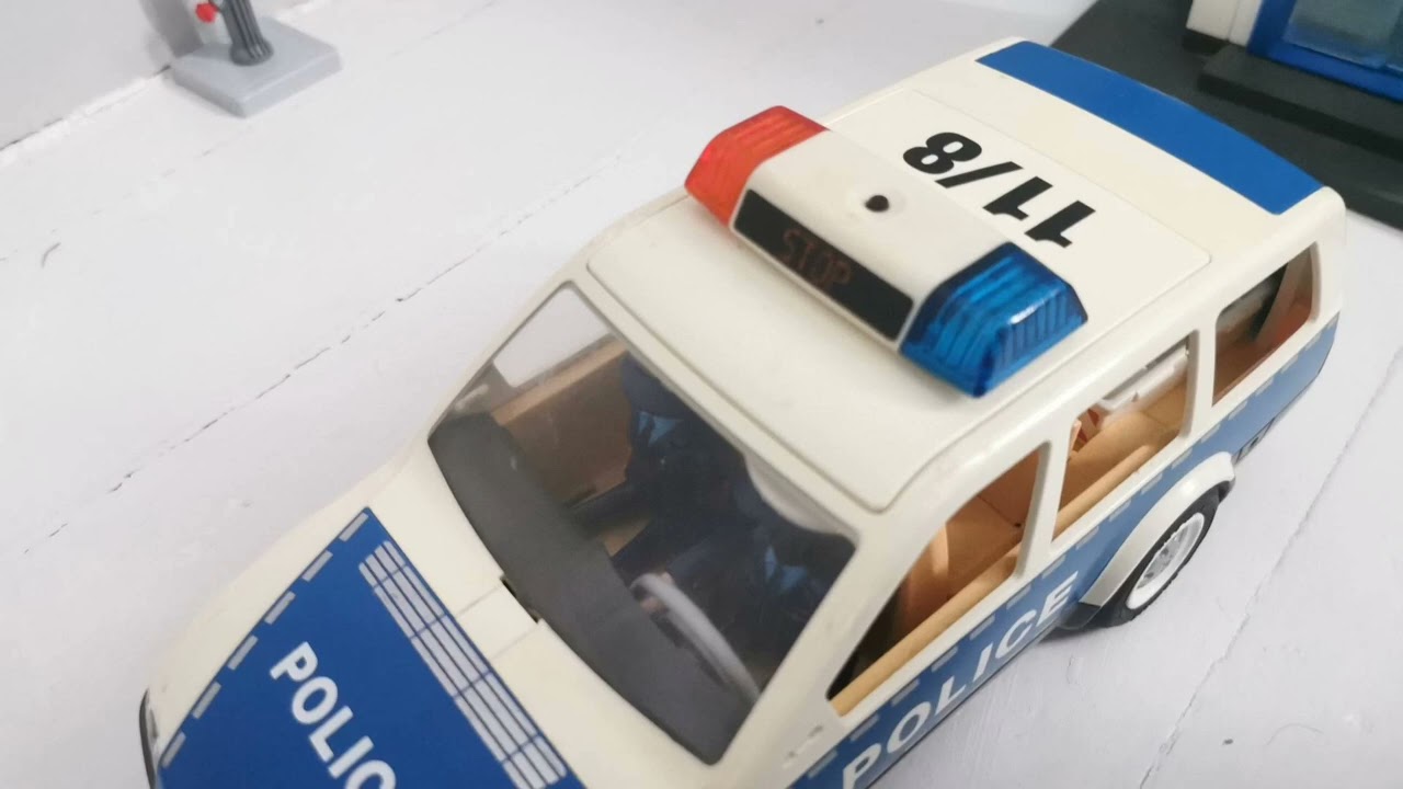 a new art exhibit and a priceless crown arrive in Playmobil city these criminals attempt to steal it