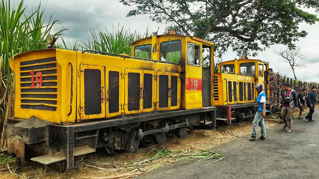 KACAU PARAH ! 2 LOKOMOTIF ANJLOK, KERETA DI DORONG RAME RAME !