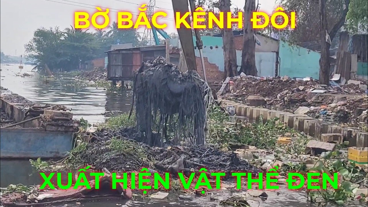 Xuất hiện vật thể đen được kết tinh từ rác và chất thải Bờ Bắc Kênh Đôi đường Hoài Thanh Quận 8 cũ