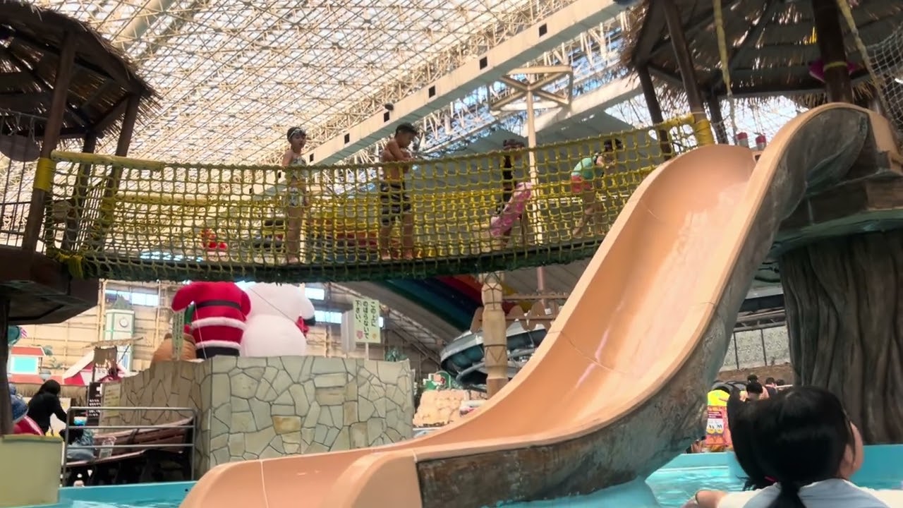 20241215 クリスマス🎅スパリゾートハワイアンズ の子どものプールで渋滞を作る姉弟😊