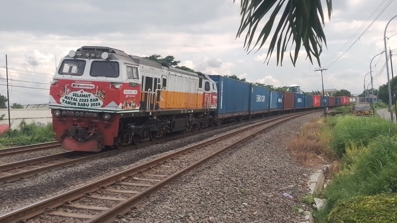 Perdana stiker tematik nataru berdinas ka kontener dan bonus ka tawang jaya di tarik lok biru putih