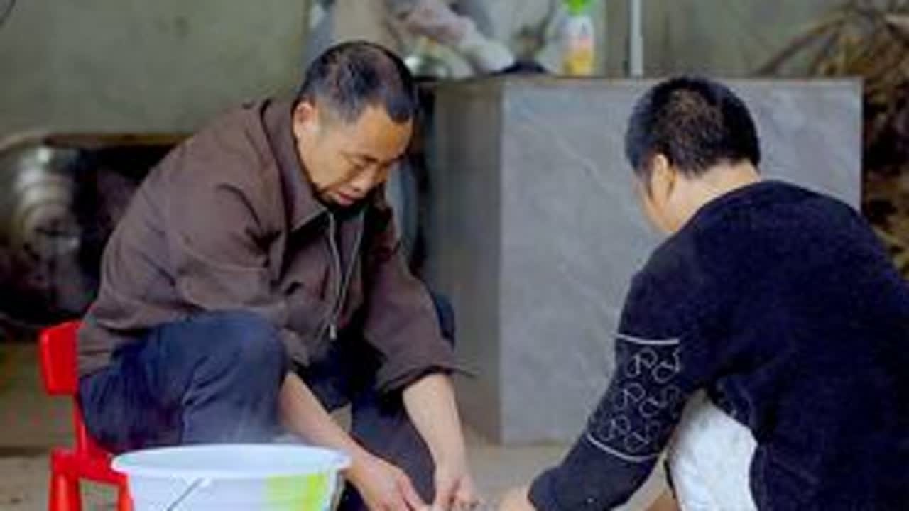 两个爷爷看到孙儿回来，赶紧抓鸡给他们补身体，他们还在家里种了很多果树，把一切都安排得井井有条#我的生活日记 #我的乡村生活 #生活日常 #视频同款 #人间烟火