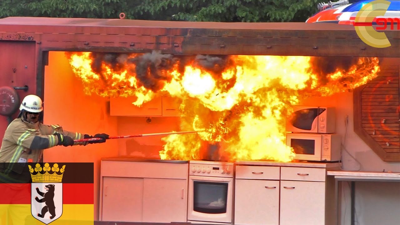 [BERLIN] Fettexplosion | Küchenbrand Demo | Tag der offenen Tür | Berliner Feuerwehr | Explosion