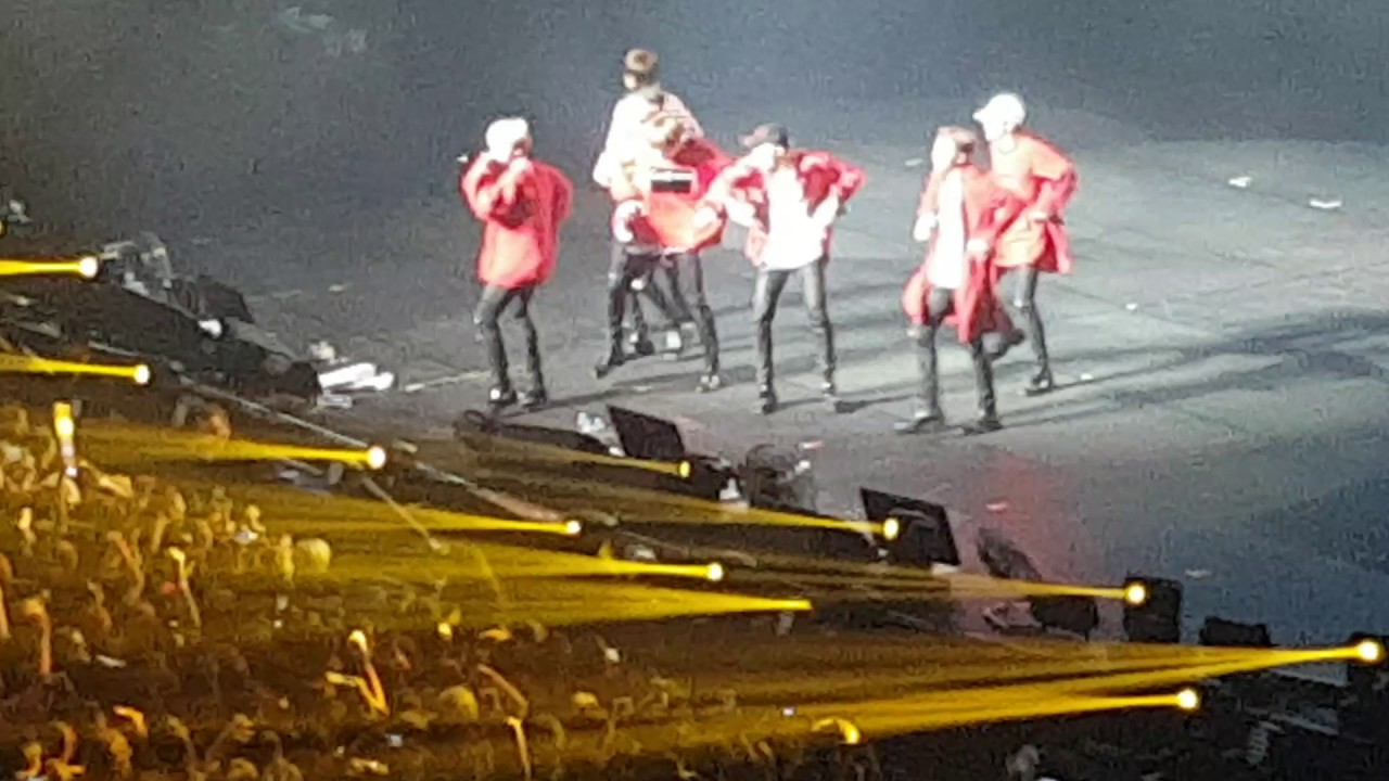 save me + i need you BTS The wings tour BRAZIL Public Singing \o