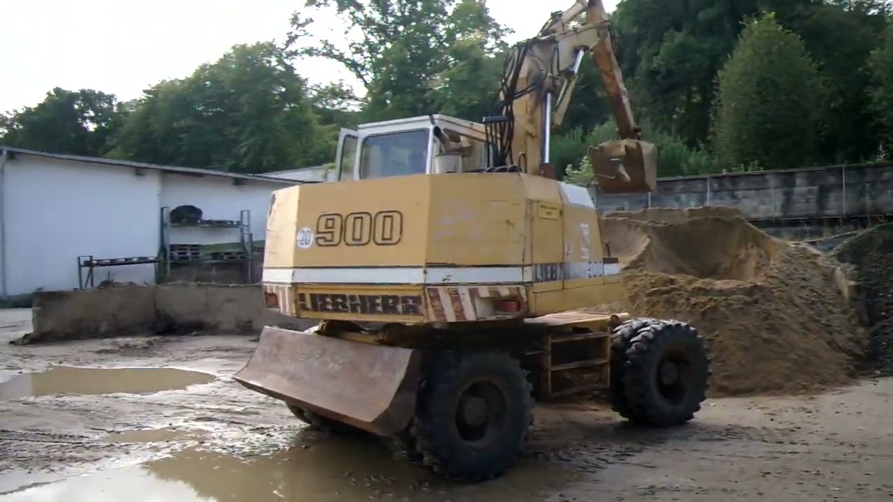 Liebherr A900