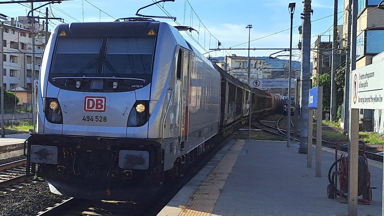 Treni in transito di tutti I tipi nel fine primavera ad Arezzo