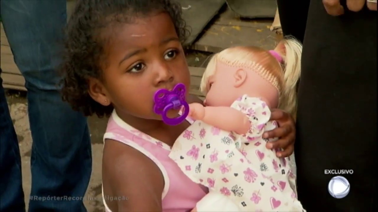 Mãe que sustenta os oito filhos com salário mínimo recebe visita de Léo Santana