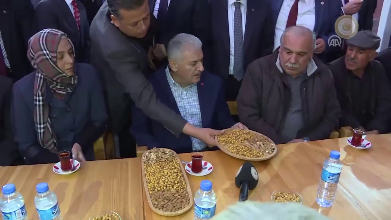 Başbakan Yıldırım, Elazığ'ın Ağın ilçesinde vatandaşlarla bir araya geldi - 22.10.2017