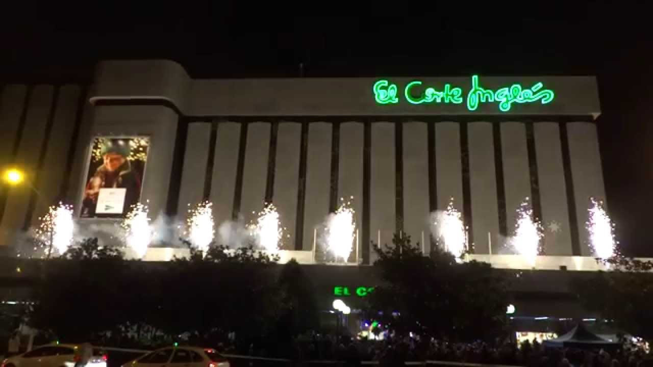 Inauguración de la fachada de Navidad del Corte Inglés de Coruña con fuegos artificiales