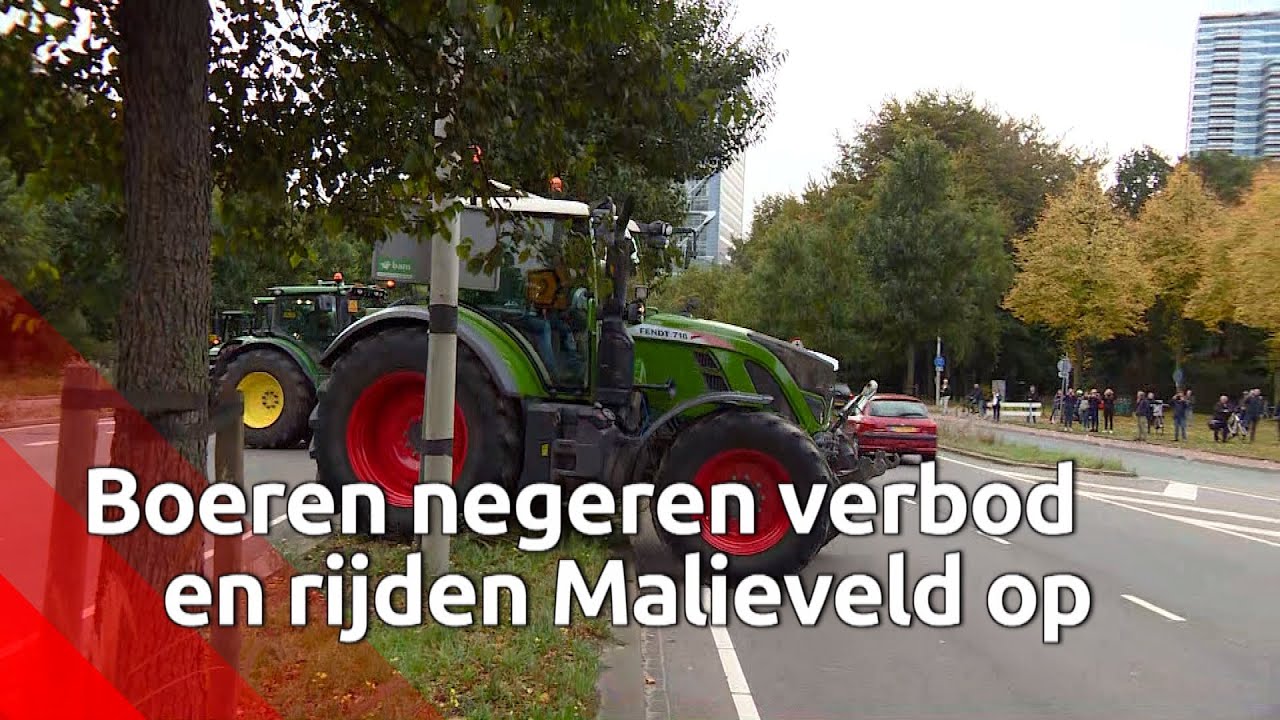 Protesterende boeren steken weg over met trekker en rijden toch het Malieveld op