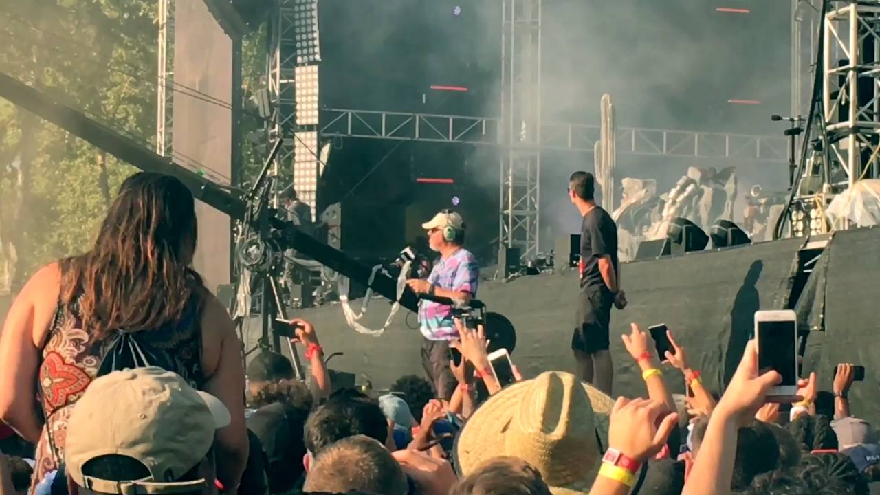 Made In America '16: Travis Scott Kicks Camera Man Off Stage To Rage!