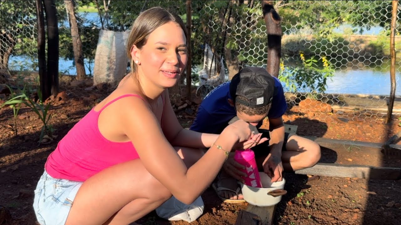 IVILY E CHICO JUNTINHOS PLATANDO A HORTA