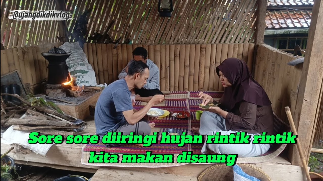 Kehidupanku didesa || Sore sore makan bareung disaung yang diiringi rintik hujan