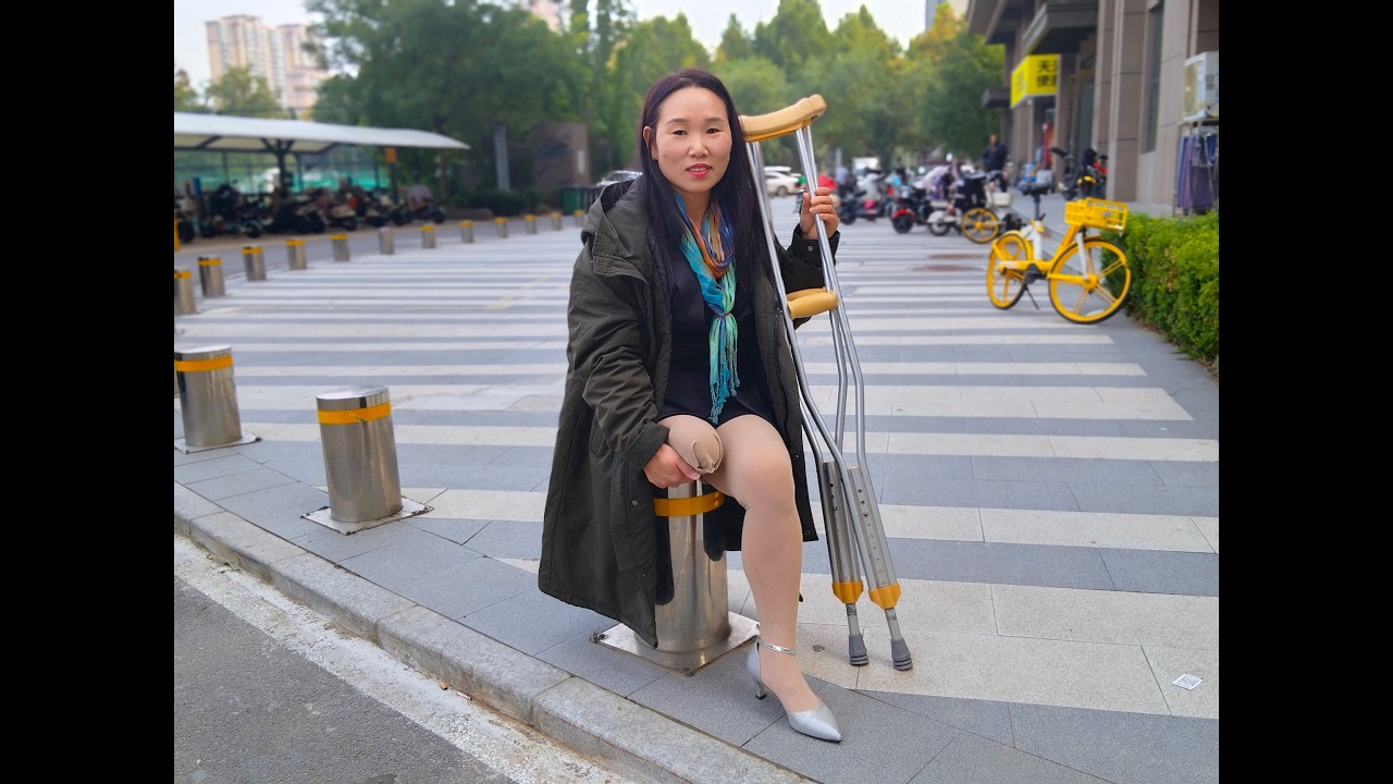 Gigi: Sak - Amputated woman wearing business attire and stockings #disabled #amp #office #oneleg