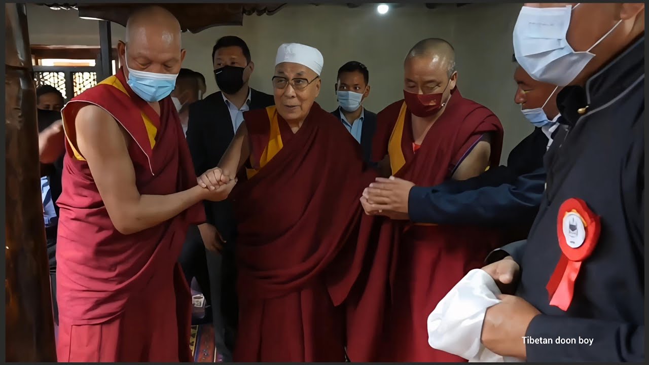 Dalai Lama talks to members of the Muslim community during his visit to Masjid Sharif 💐💐