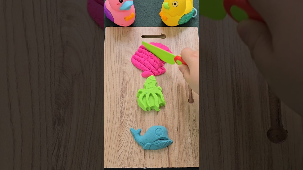 Kinetic Sand Wiz Little🦚👍🫆&hearts;️💜 finger huge mouth fish😆🩵🐟🐳 #foryou #toys #shortsviral