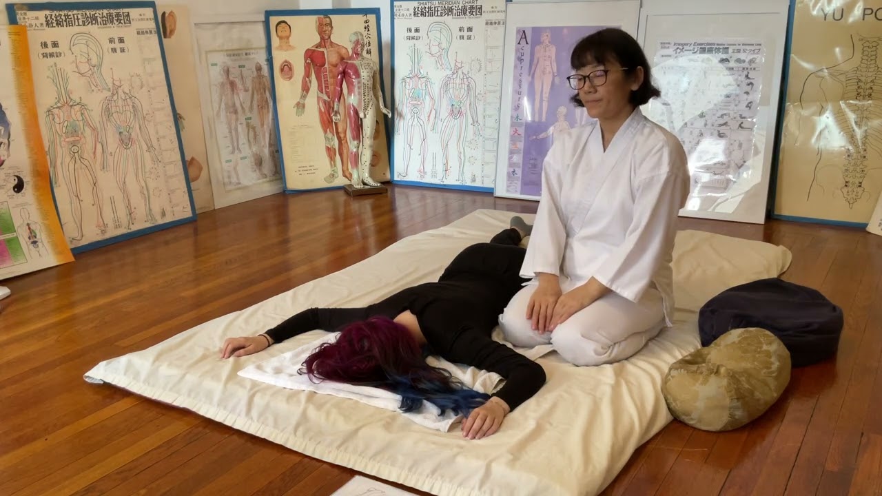 Kidney meridian (traditional and extension) - prone position | Five Lights Center of Shiatsu