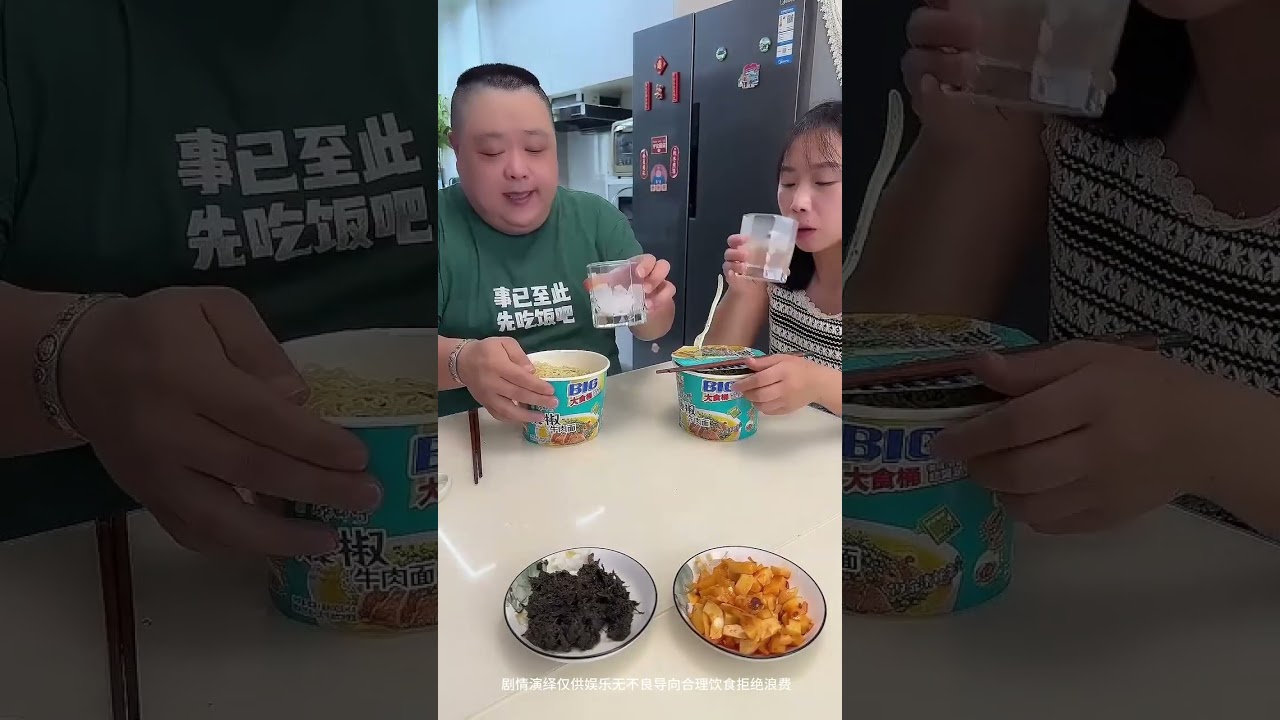 小氣老公想獨吞烤腸，我把泡麵換個位置，他的烤腸歸我了