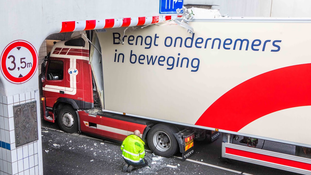 BERGING : Vrachtwagen vastgereden in tunnel ❗️❗️