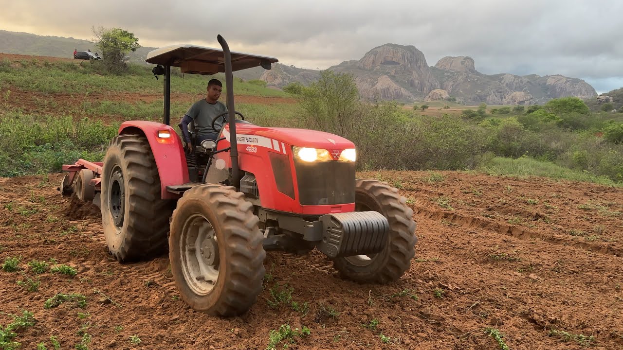 Traçadao gradeando a terra na pedra da boca do lado do Rio Grande do Norte 