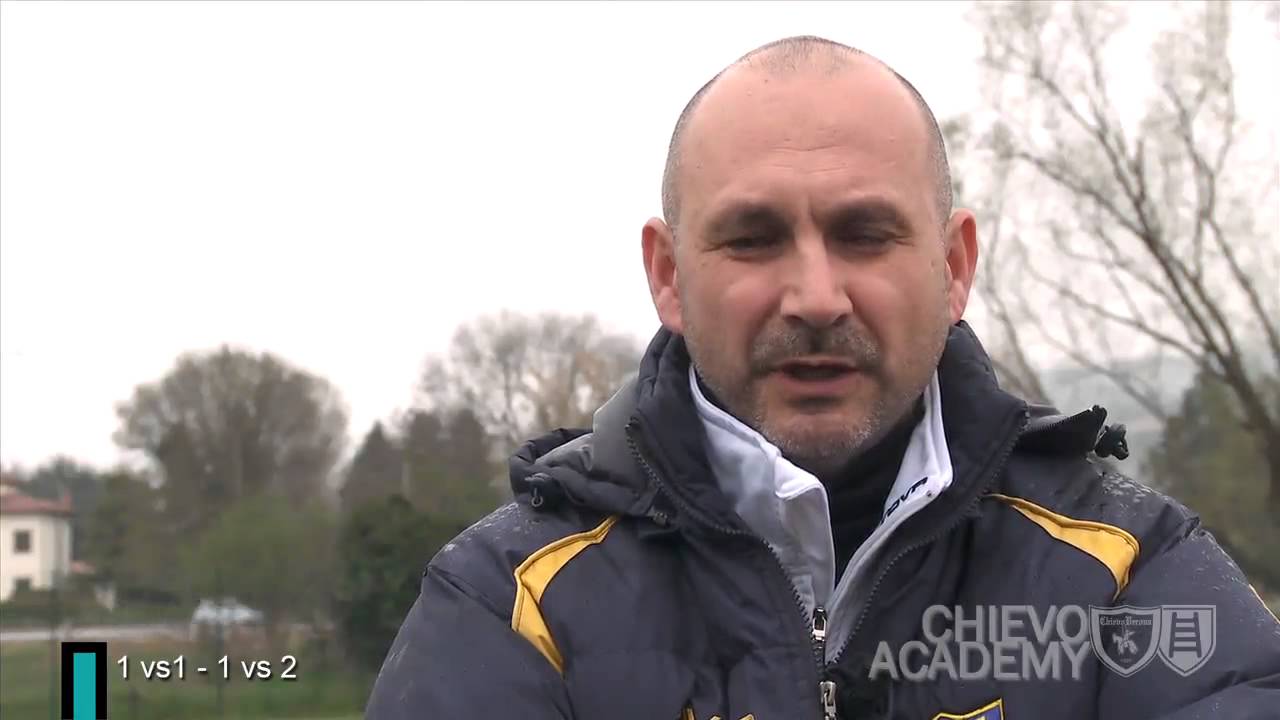 Allenamento di calcio, esempi di esercizi: l'uno contro uno e uno contro due