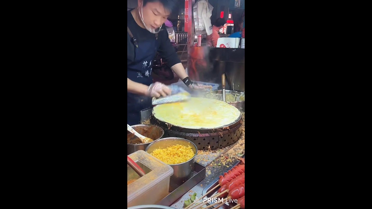 Chinese Woman expert in cooking.
