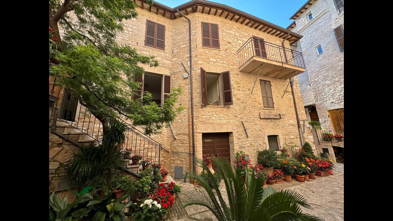 SPELLO CENTRO STORICO: Ampio cielo terra con terrazzo a ridosso della piazza principale