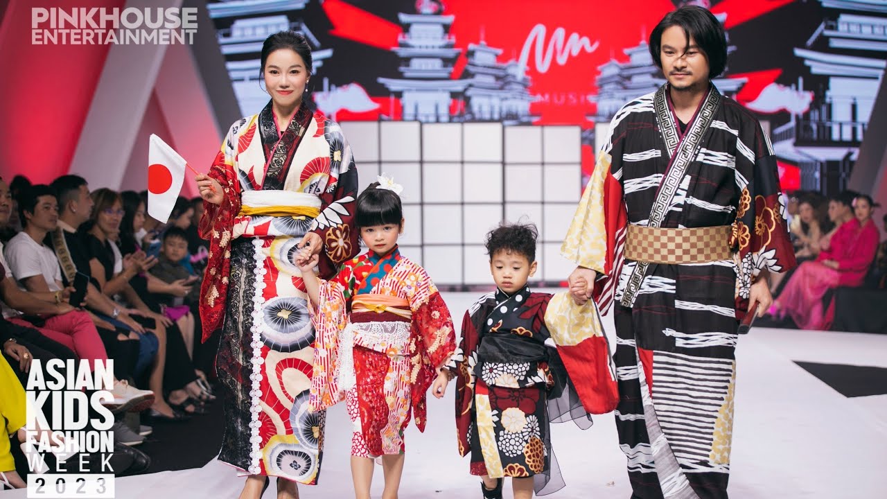 Lần đầu cả gia đình DÌ DUNG trình diễn cùng nhau trên sàn CATWALK