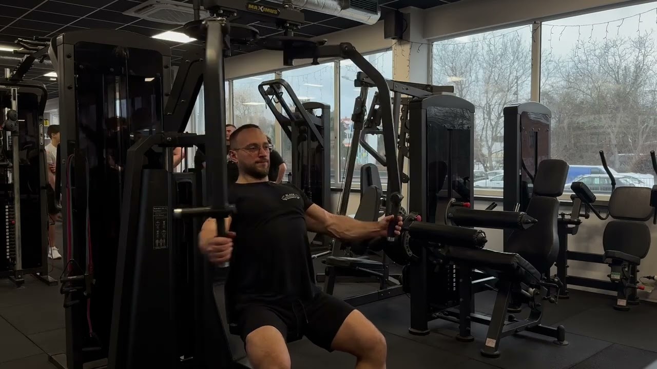 Rozpiętki na maszynie typu butterfly (pec deck) - pochylony tułów