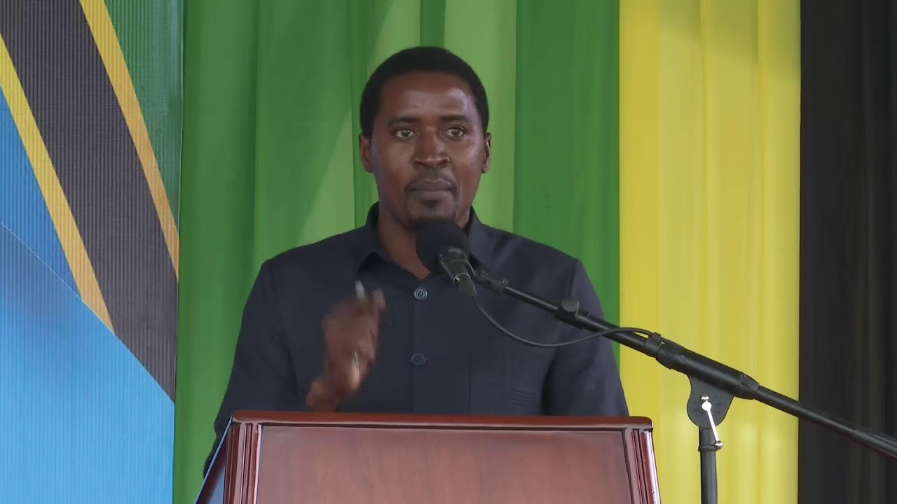 WAZIRI MKUU ANAZUNGUMZA NA WANANCHI WA MJI WA NAMANGA