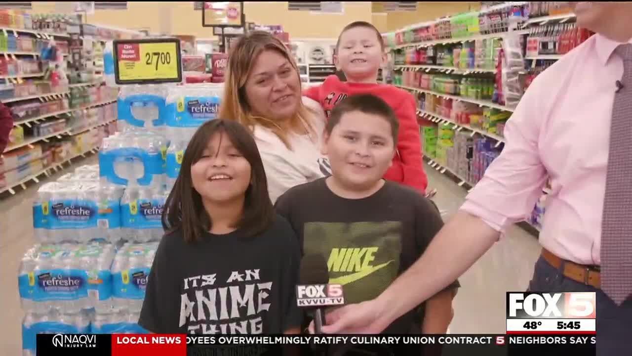 FOX5 Surprise Squad spreads the love to shoppers preparing for Thanksgiving