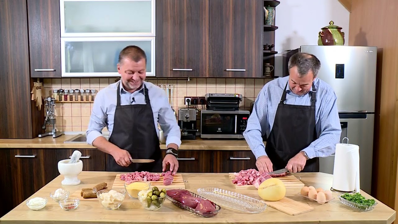 România în bucate: Tochitură de porc cu mămăliguță cu branză și ochiuri (@TVR Tg Mureş)
