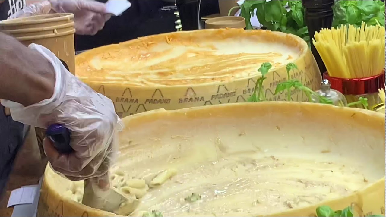 Italian streetfood (Cheese wheel pasta)