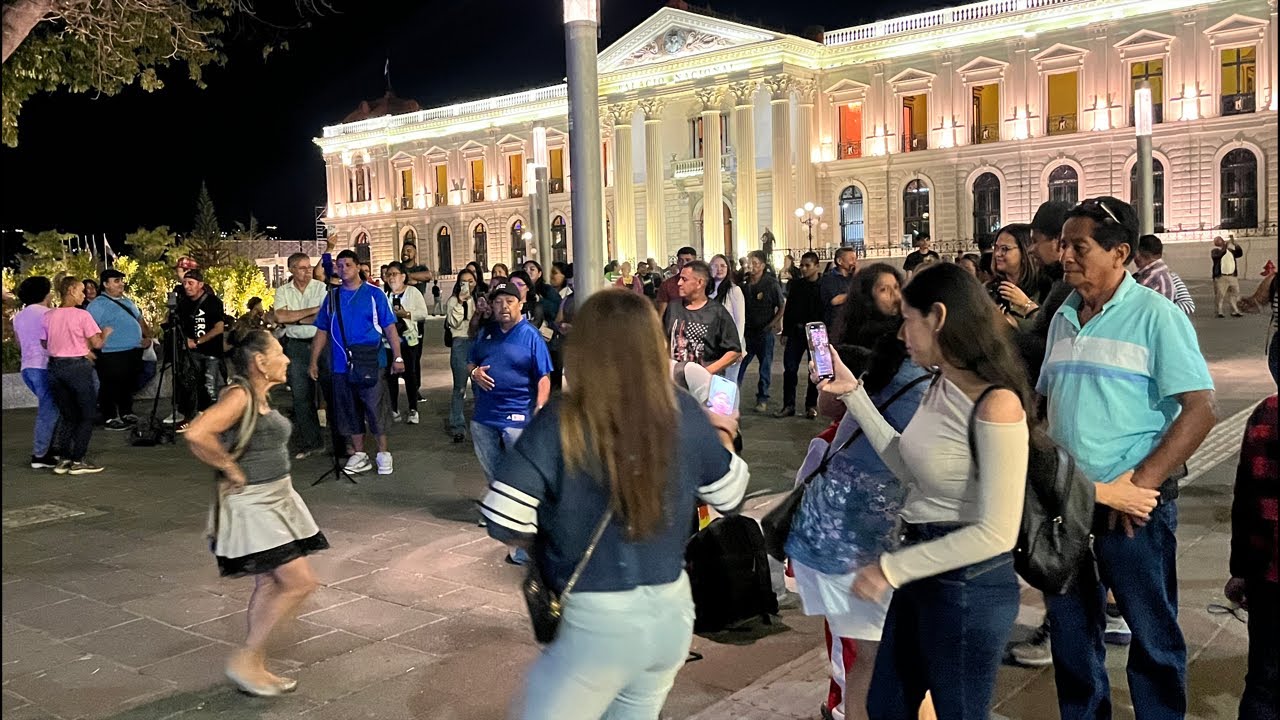 Fiesta hasta el amanecer en el centro histórico turistas disfrutan 🇸🇻🥳