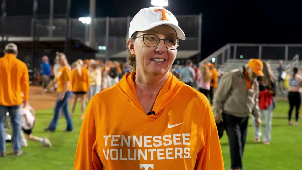 Тренер женской софтбольной команды Lady Vols Карен Уикли после игры против Austin Peay, 10 марта ...