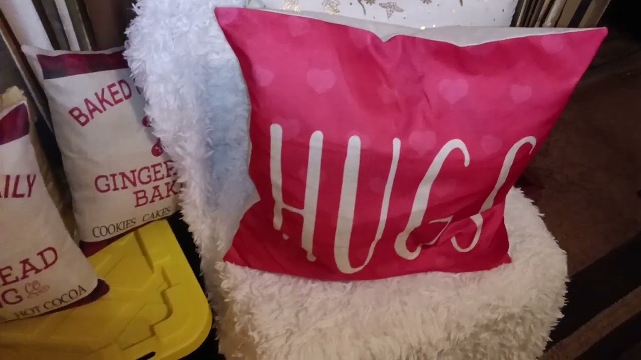 Pillows and throws decor.   #decoratewiththrows26