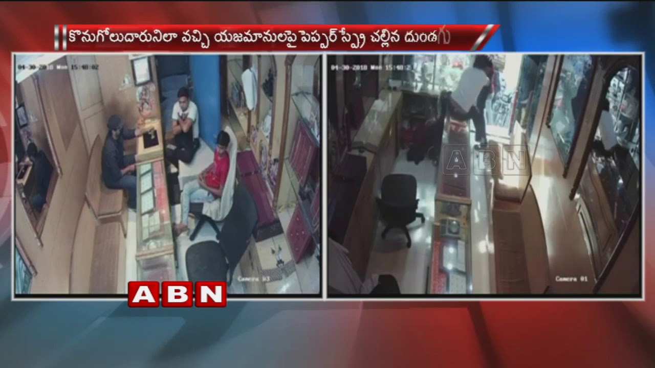 Robbery attempt foiled by a jewellery shop owner in Delhi | CCTV Footage