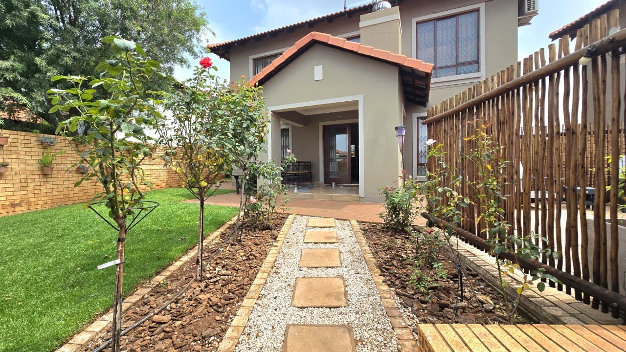 Modern three bedrooms duplex for sale in Monavoni | R 2 380 000