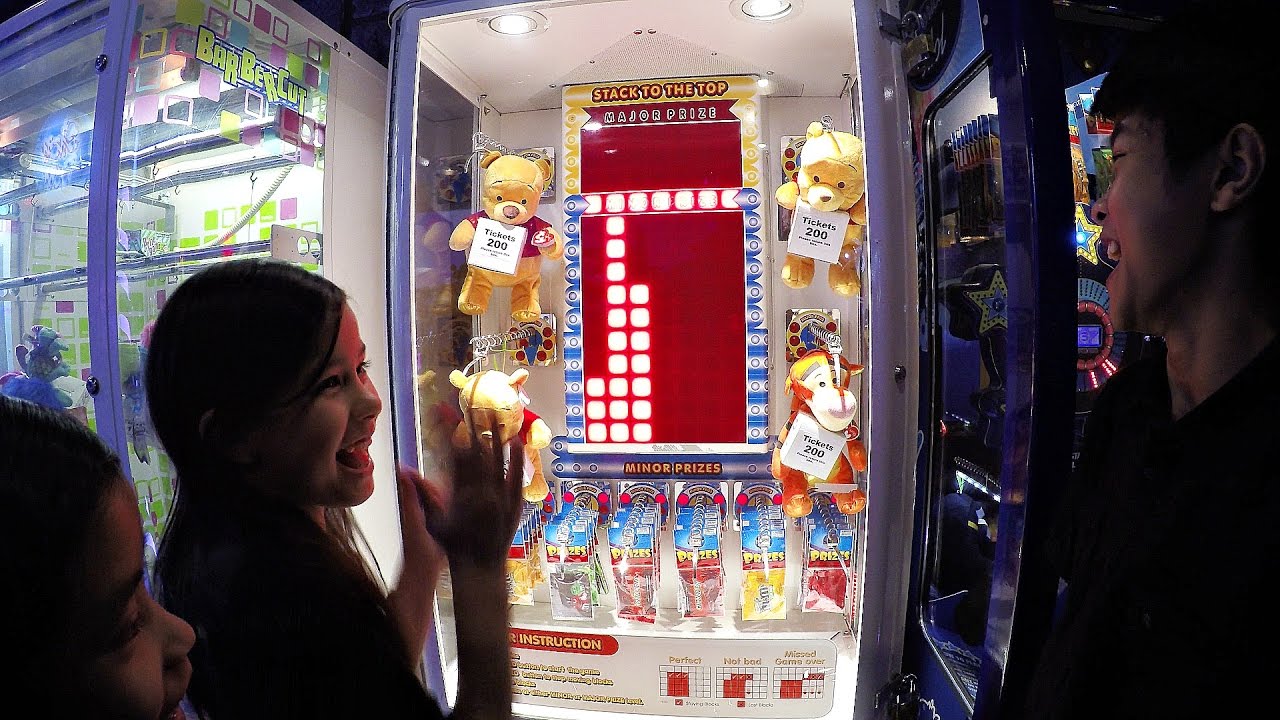 Winning Prizes Playing The Stacker Arcade Game!  賞金獲得